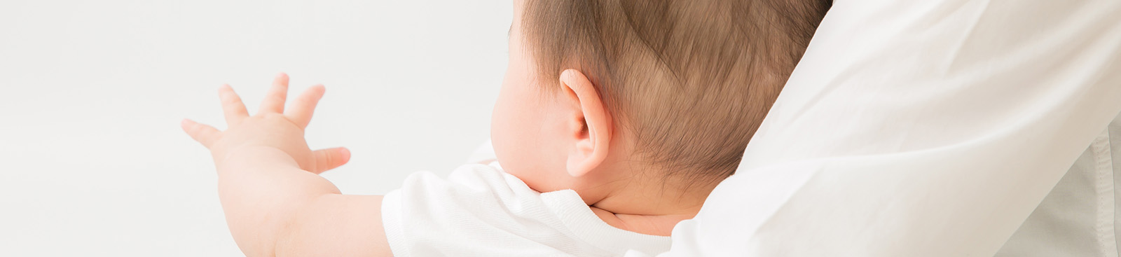 親に抱かれている赤ん坊の写真