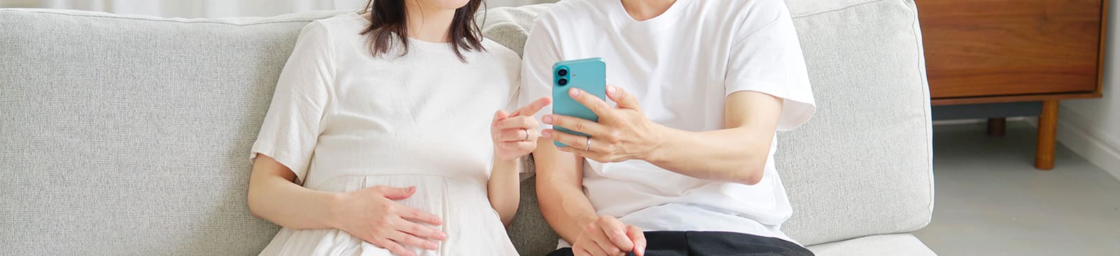 スマホを見ている夫婦
