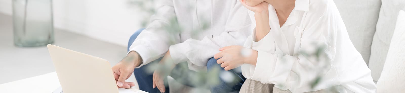 パソコンで検索している男女の写真