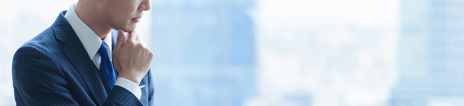 悩む男性の写真