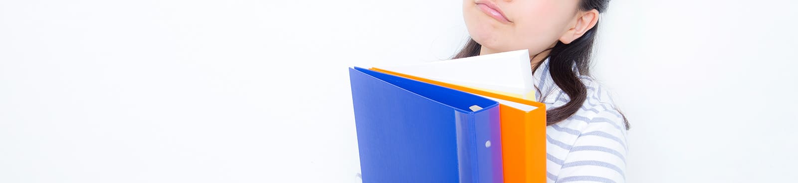 複数のファイルを抱えている女性の写真