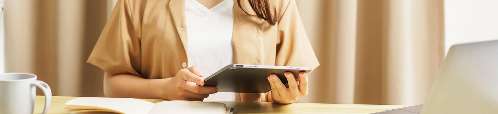 タブレットを見ている女性