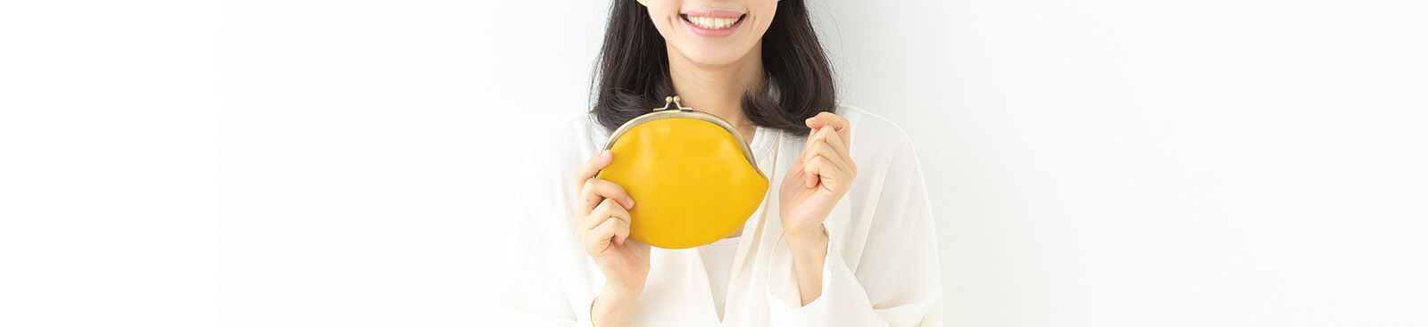 お財布を持っている女性の写真