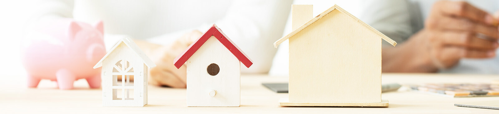 三つ並んだ小型模型の家の写真