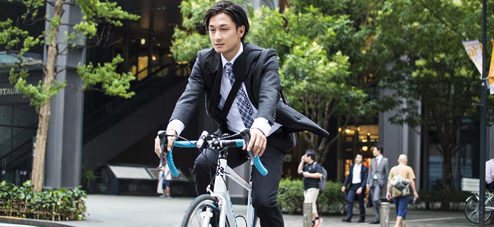 自転車に乗る男性の写真
