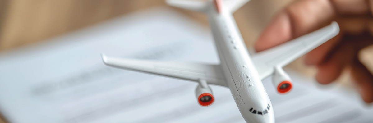飛行機と書類の写真