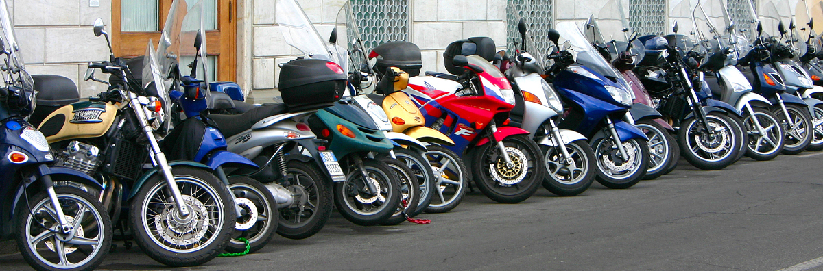 バイク保険とは、自動車保険の一種で、バイク（二輪自動車）1台ごとに加入する任意保険であり、原付を含めた125cc以下もバイク保険に加入ができます。