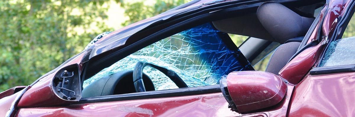 事故を起こして窓ガラスが割れてしまった自動車