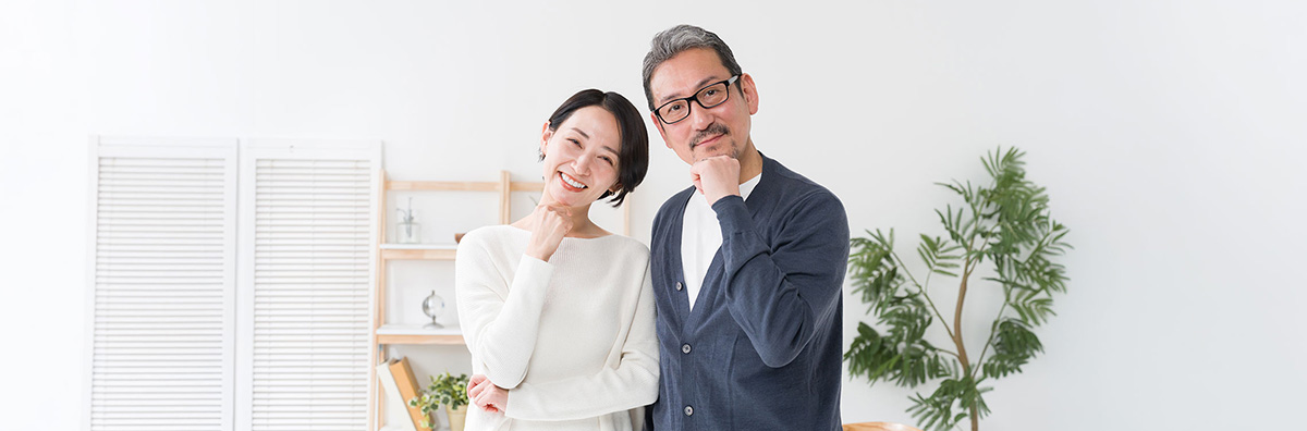 自動車保険の相場を確認する夫婦