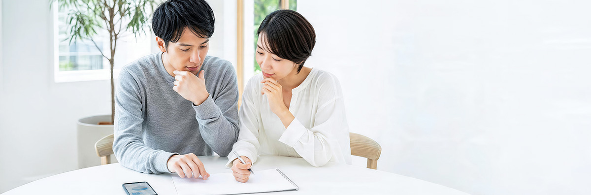 自動車保険の相場を確認する夫婦