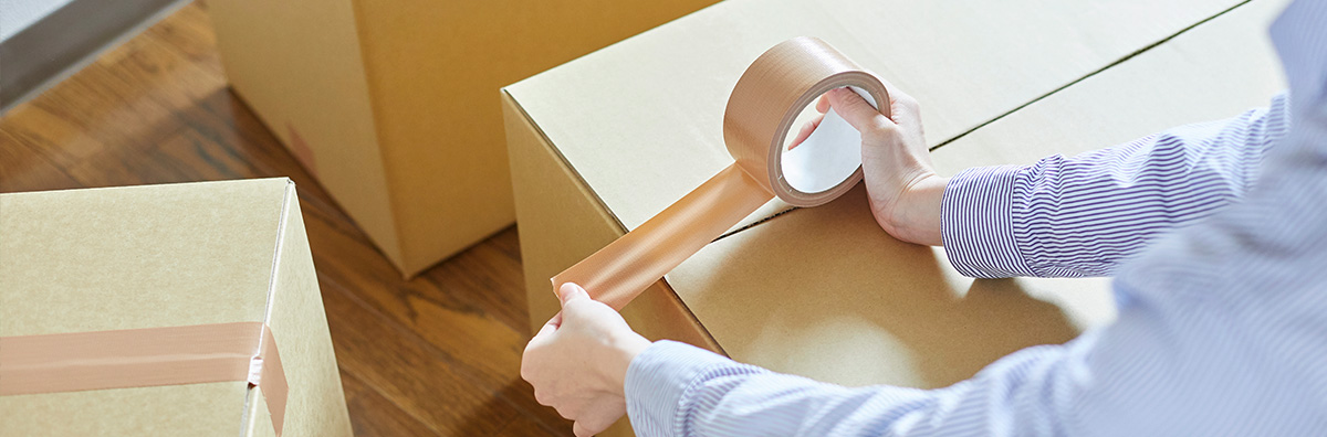 引っ越しの荷造りをしているイメージ