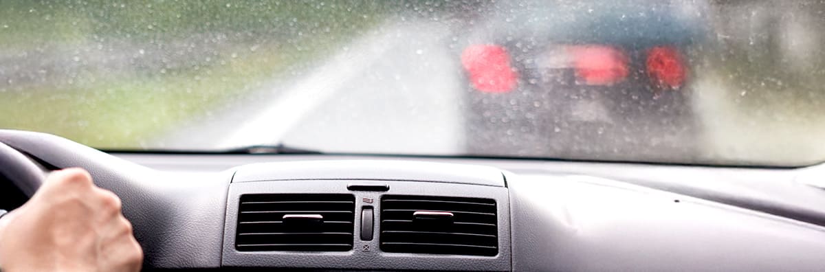 フロントガラスが曇って前が見にくい